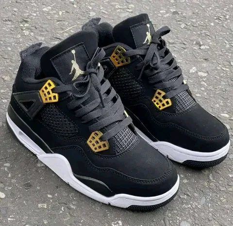 Air Jordan 4 preto e dourado